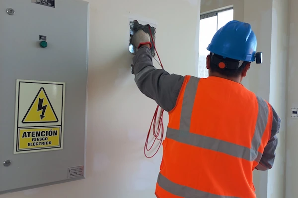 trabajador de Andina SAC Peru en la instalación del sistema DACI detección y alarma contra incendios
