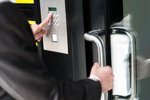 empresario usando su codigo de acceso como parte del sistema de proteccion antirrobos en empresas