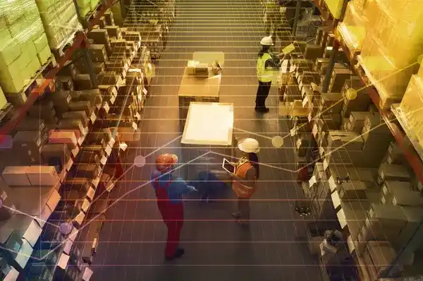 trabajadores en un almacén viendo los tipos de trazabilidad de un producto