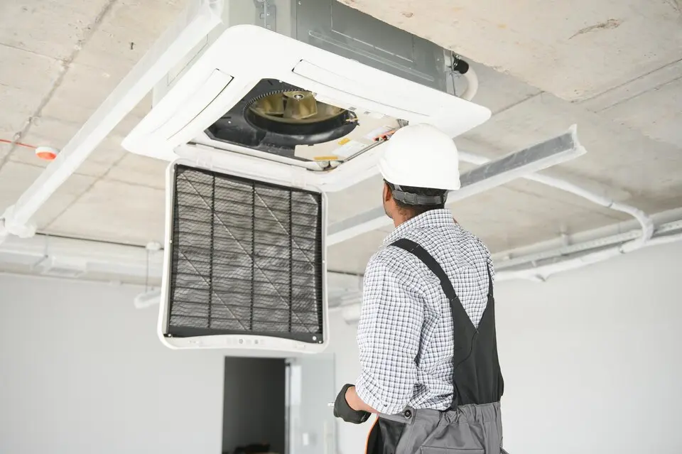 Trabajador de Andina SAC verificando los sistemas HVAC