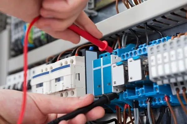 electricista realizando una medición