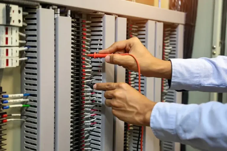 ingeniero eléctrico con equipos de medición