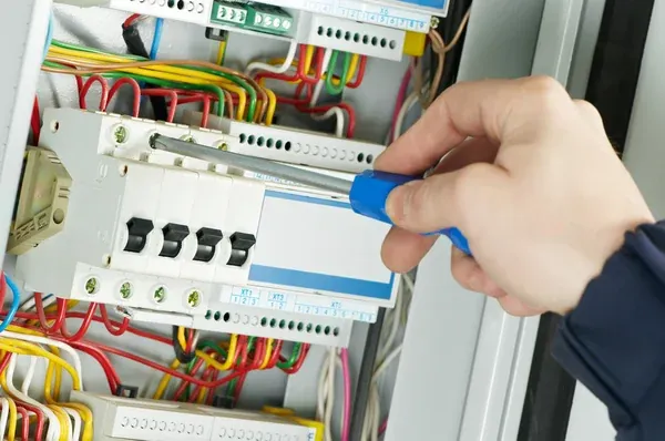 Contrata un servicio de instalaciones eléctricas confiable y rápido​