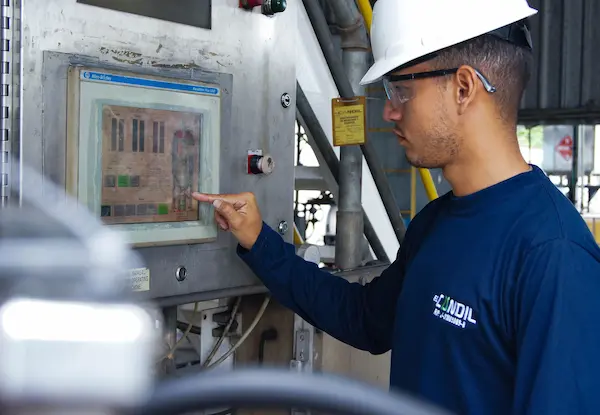 La automatización de procesos industriales consiste en utilizar tecnologías, equipos y sistemas de control para ejecutar determinadas actividades de producción o gestión con una intervención humana reducida. Dependiendo de las necesidades de cada empresa, puede aplicarse a una tarea específica, a una línea completa de producción o incluso a diferentes áreas conectadas entre sí.