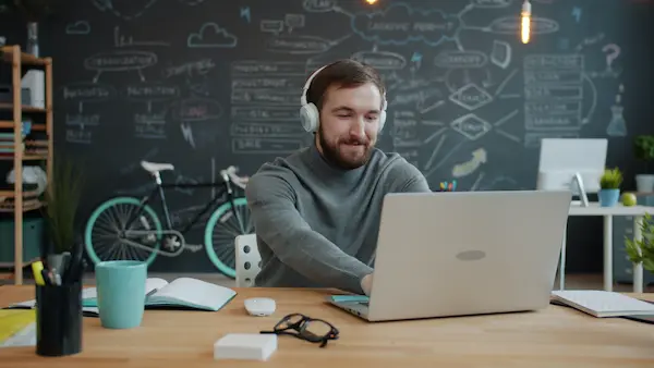 La adopción tecnológica comprende mucho más que adquirir nuevos equipos o utilizar determinadas plataformas digitales. Se trata de analizar cómo funcionan actualmente las operaciones, detectar dificultades y determinar de qué manera las herramientas tecnológicas pueden contribuir a resolverlas. Este enfoque permite que las inversiones respondan a objetivos concretos y no simplemente a tendencias del mercado.