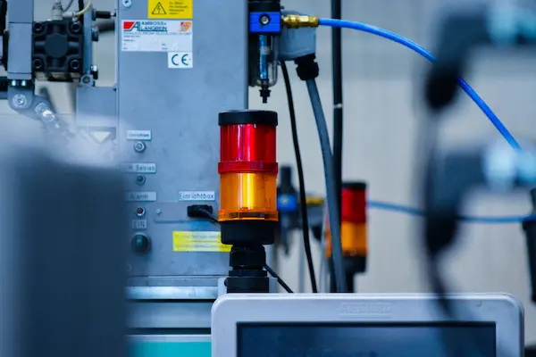 La automatización puede incorporarse en numerosas etapas de una operación industrial. No existe una única fórmula aplicable a todas las empresas, ya que la tecnología debe seleccionarse considerando el tipo de producción, los objetivos, el presupuesto y las características de las instalaciones