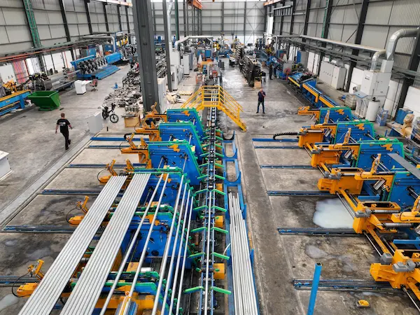 La evolución tecnológica está haciendo que la automatización de procesos industriales sea cada vez más sofisticada. Actualmente, las empresas pueden integrar diferentes herramientas para crear sistemas conectados capaces de recopilar, procesar y analizar grandes cantidades de información