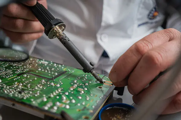 La evolución tecnológica ha permitido incorporar diferentes herramientas para supervisar equipos industriales. Estas tecnologías pueden utilizarse de manera independiente o integrarse dentro de sistemas más amplios de monitoreo.